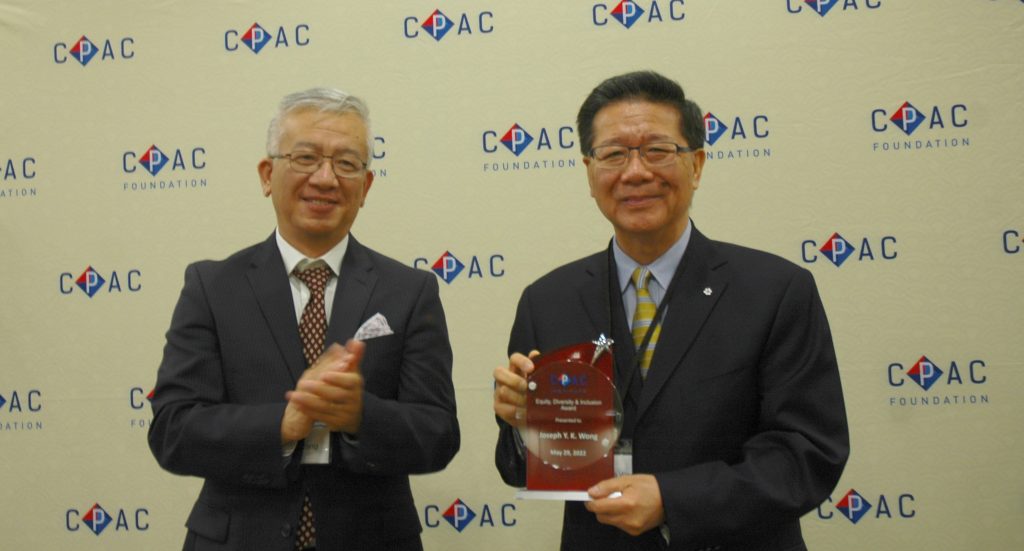 02-President Ti Presented EDI Award to Dr. Wong